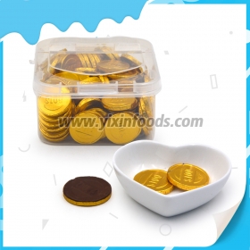 عملات الشوكولاتة في صندوق
